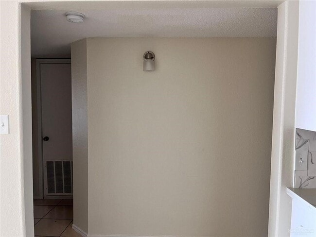 Building Photo - 16 Tulip Ave