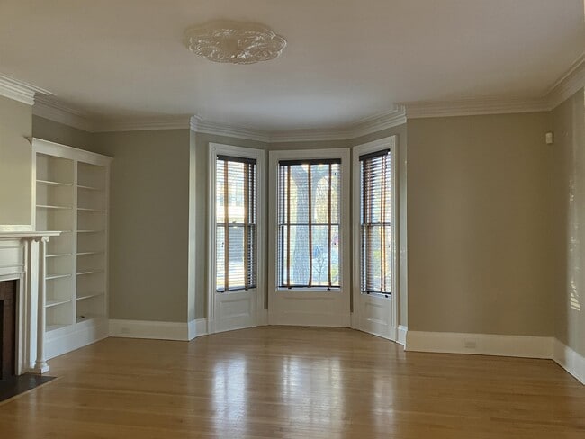 Building Photo - 322 Spring St