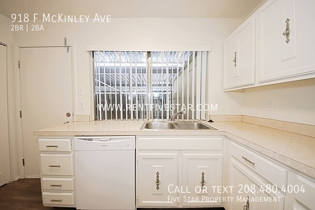 Building Photo - Spacious McKinley Townhome Available! Visi...