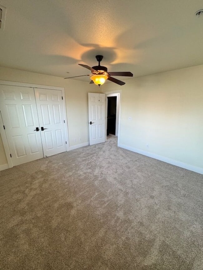 Building Photo - Upscale Modern 4 Bed | 2.5 Bath – Yard Mai...