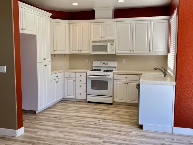 Building Photo - 4 bedroom close to freeway, parks and shopping