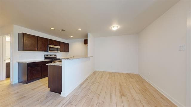 Building Photo - 941 Robineta Ln