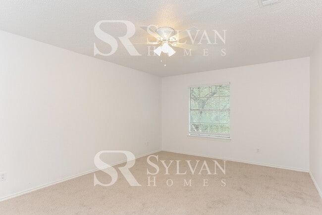 Building Photo - Feel welcome and comfortable in this spacious 3BR 2.5BA