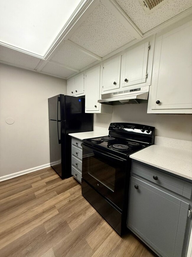 Building Photo - 2 bed / 1.5 bath townhome in Oakwood