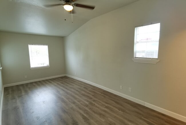 Building Photo - 4 Bedroom 2 bath in Valley High