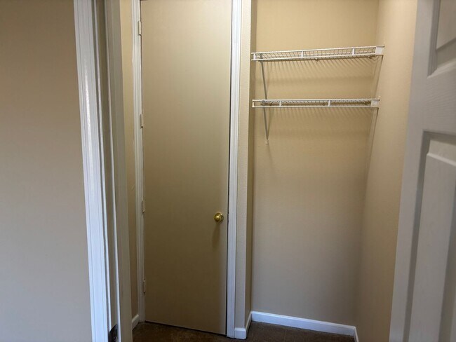 Building Photo - 4 bed/4 bath condo located minutes from UNR