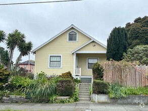 Building Photo - 4/2 Spacious house and yard, near services