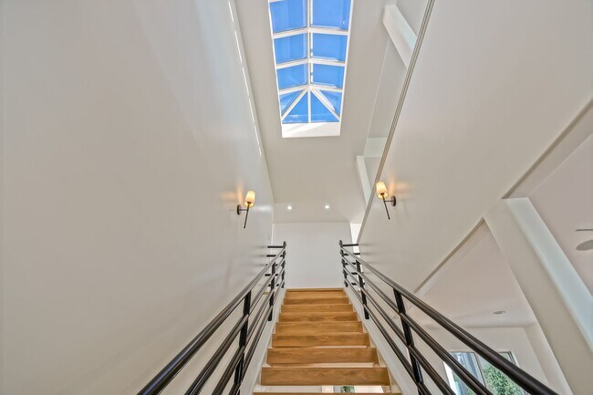 Building Photo - Beautifully Remodeled, 4BR4.5BA Hill Section Home w/ Amazing Panoramic Ocean Views, 3 Decks, Atri...