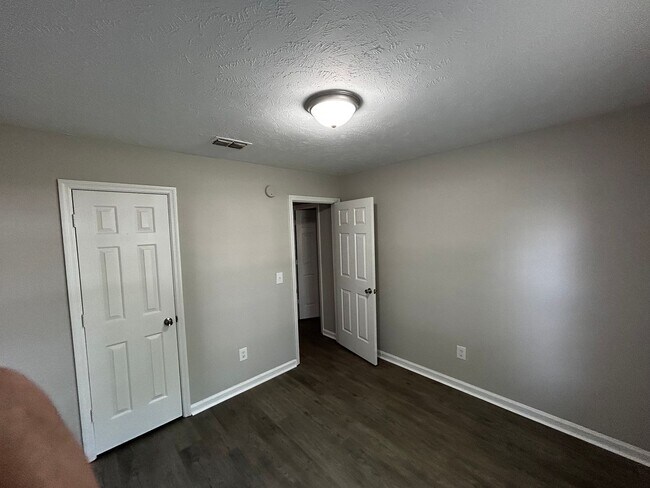 Building Photo - Nice ranch 3/2 with garage in Lavergne, Tn Just renovated