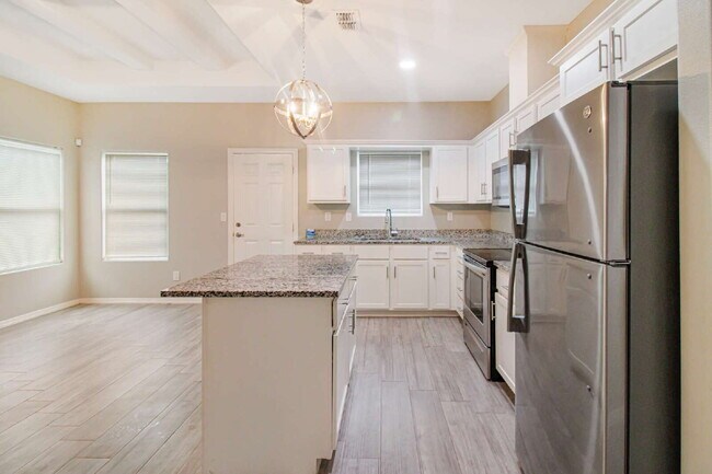 Building Photo - Beautiful and big 3 bedroom 2 full baths in gated community in Weslaco