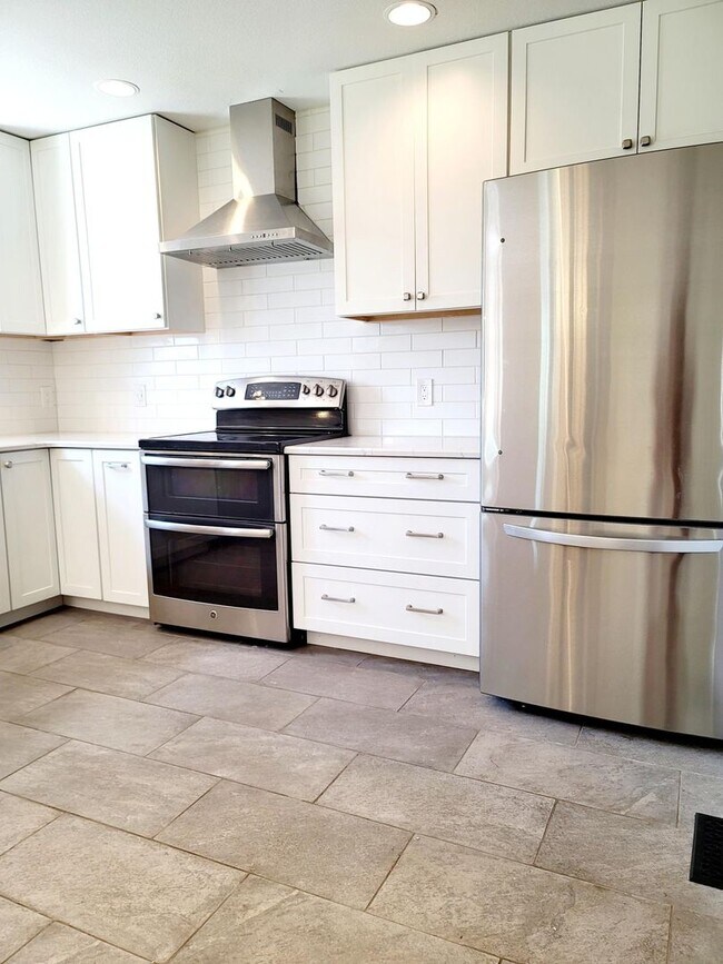 Building Photo - Well maintained 4 bedroom home on west side!
