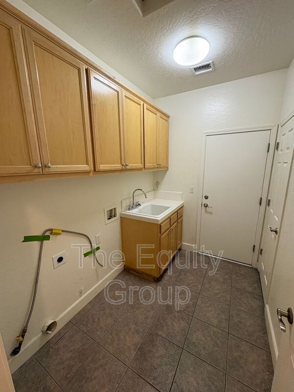 Building Photo - 144 E Reese Ave