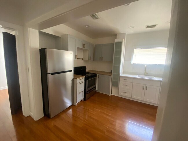 Building Photo - Large house with ample parking, located in Victoria Park, close to US 1 and Broward Blvd.