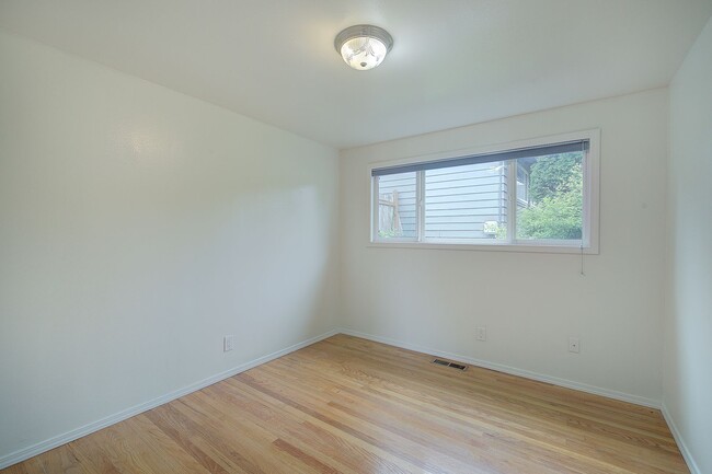 Building Photo - 3bd/1.5ba Mercer Island Home