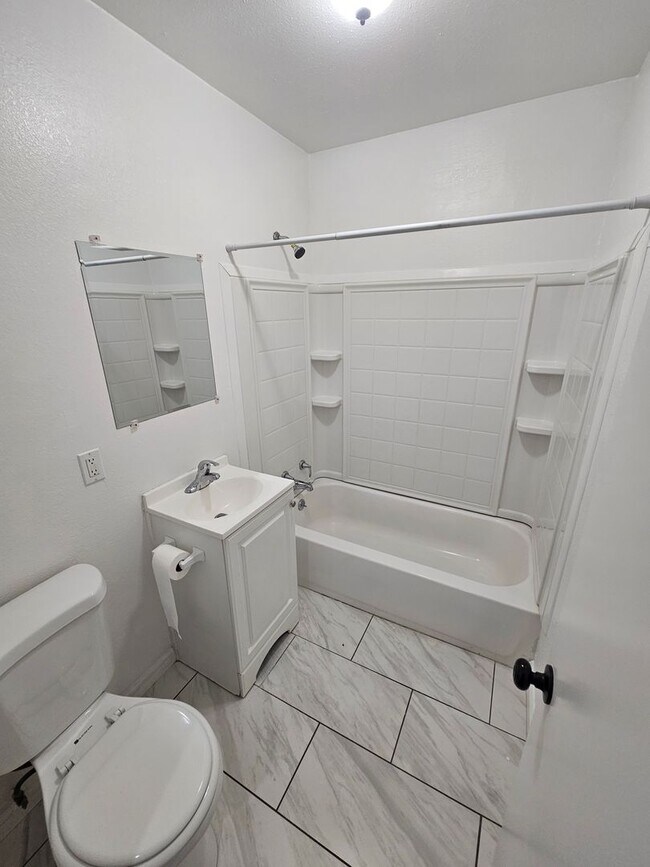 Building Photo - 2 Bedroom 1 Bath Apartment for Rent in Cor...