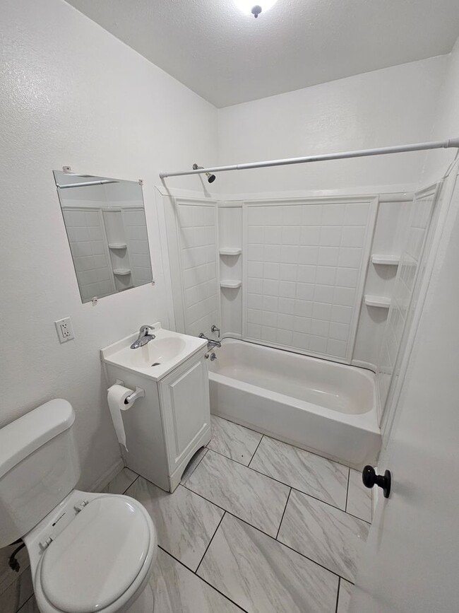 Building Photo - 2 Bedroom 1 Bath Apartment for Rent in Corning!