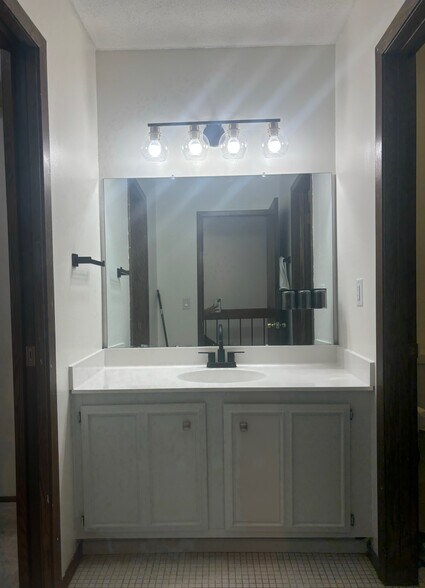 Master bath suite - 5636 S 27th St