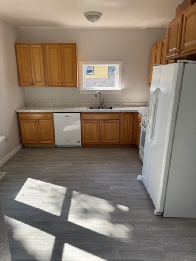 Building Photo - 3-Bedroom Home in the Sunnyland neighborhood! Move in Ready Now! Lease to End on 7/30/2026