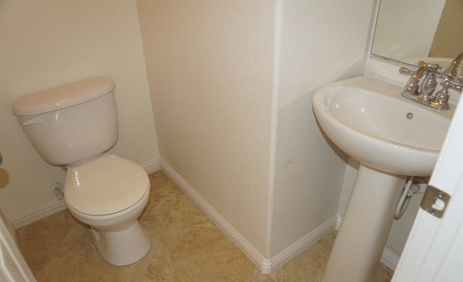 Building Photo - 5447 W Hasley Canyon Ave