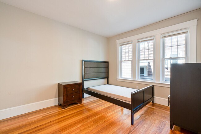Building Photo - 4 Bed Gorgeous Unit Near PC / Elmhurst (Available 6/1/2026)