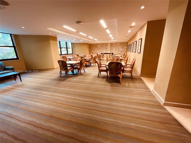 Building Photo - 1121 Crandon Blvd