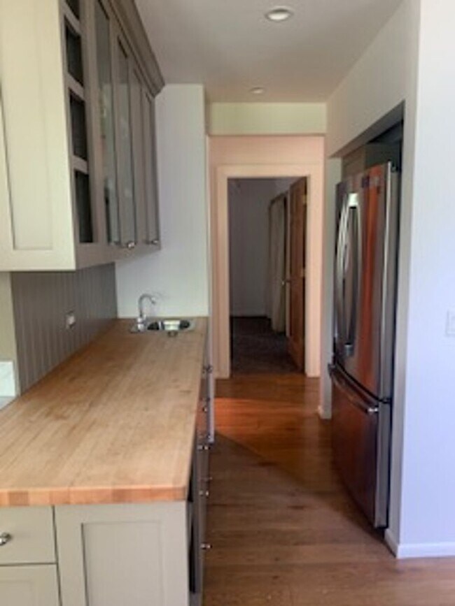 Building Photo - Beautiful 4 Bedroom 2.5 Bath home in Sun Valley
