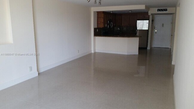 Building Photo - 800 Parkview Dr