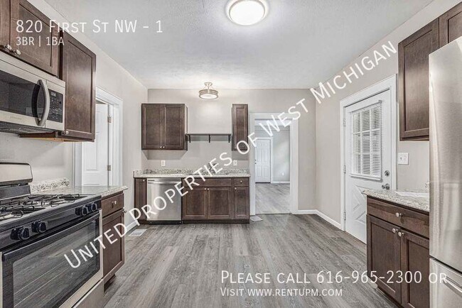 Building Photo - 820 First St NW-1