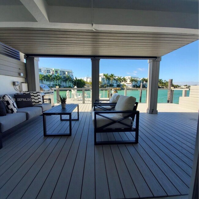 Building Photo - Beautiful waterfront townhouse in the heart of Miami
