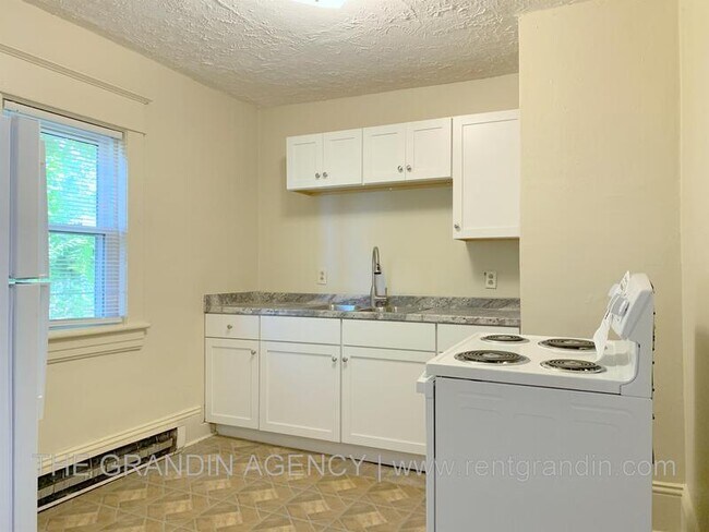 Building Photo - 1624 Chapman Ave SW