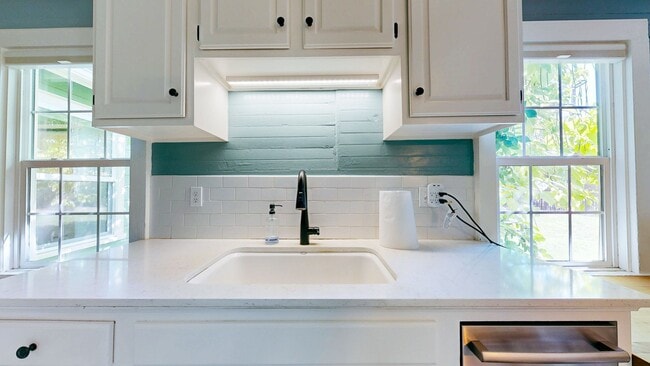 Building Photo - Country Charm Meets Vineyard Views! Two Be...