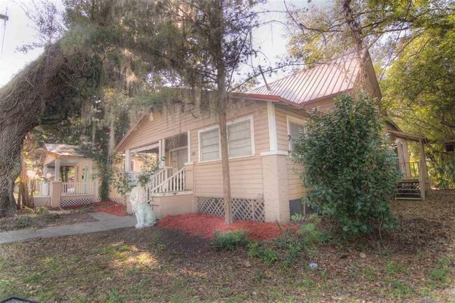 Building Photo - Walk to UF Campus! AUGUST MOVE IN! 4 bed/ ...