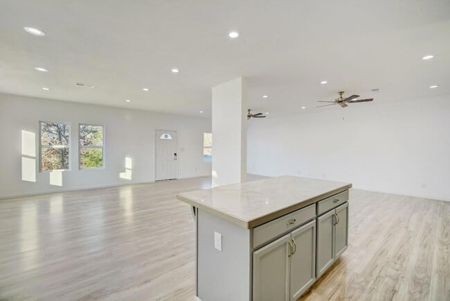 Building Photo - 117 Ori Ct