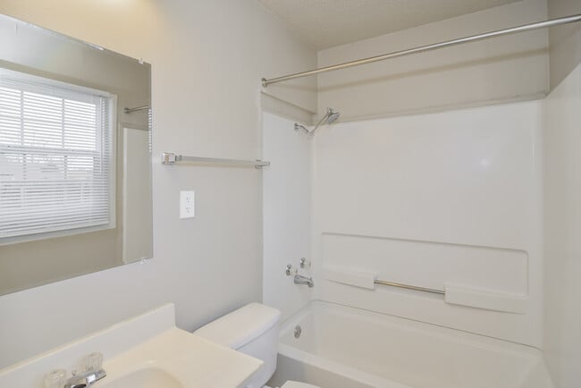Building Photo - 2115 Fernbrook Dr NE