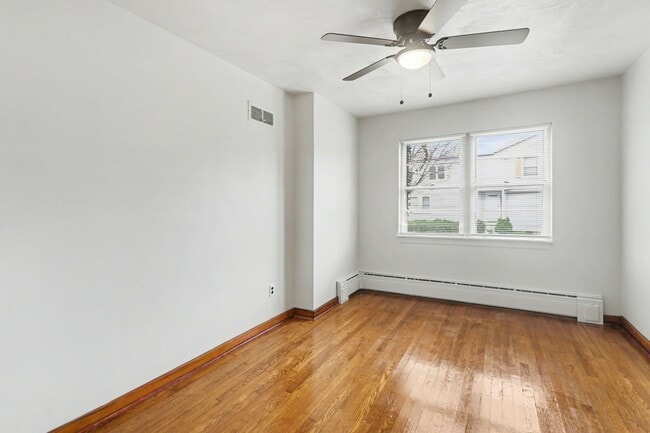 Building Photo - 2327 Chestnut St