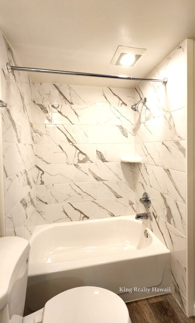 Building Photo - ** Newly Upgraded 1 bedroom  / 1 bath w/la...
