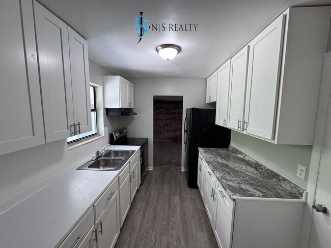 Building Photo - JUST REDUCED!!!  Beautiful 3/1 large 1417 ...