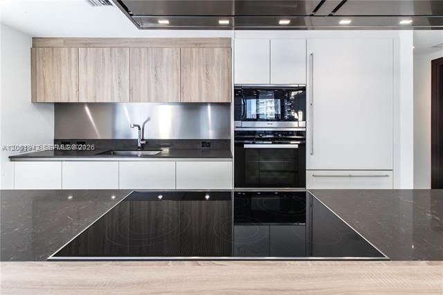 Building Photo - 1000 Brickell Plz