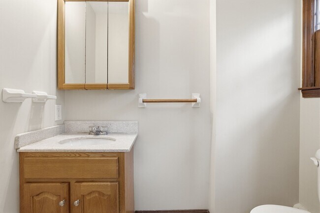 Building Photo - 17 Circle Rd