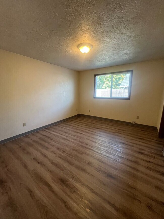 Building Photo - 3-Bedroom 2-Bathroom Single family home in...