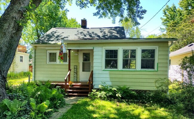 Building Photo - 1837 Sheridan St