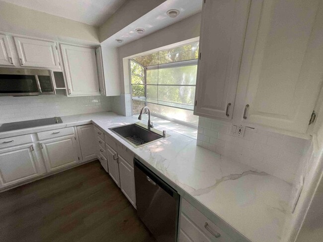 Building Photo - BEAUTIFUL FOUR BEDROOM TWO AND A HALF BATH HOME!