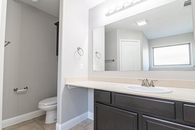 Building Photo - 705 E 96th St