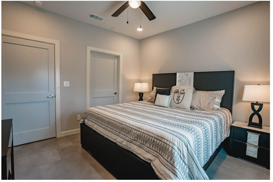 Building Photo - 600 E Dallas Ave