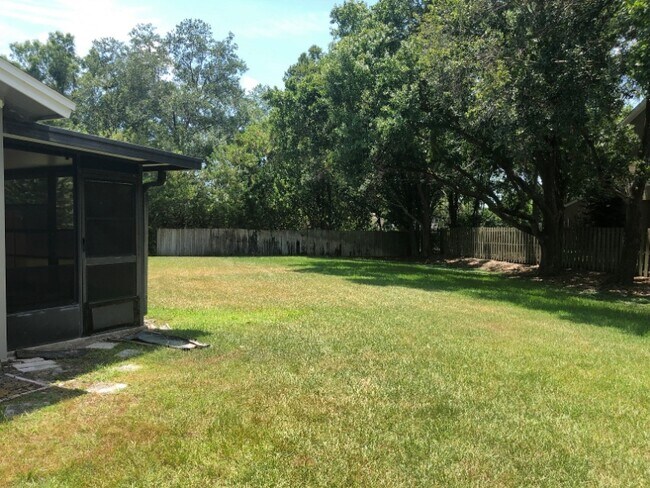 Building Photo - 10101 Lake Oak Cir