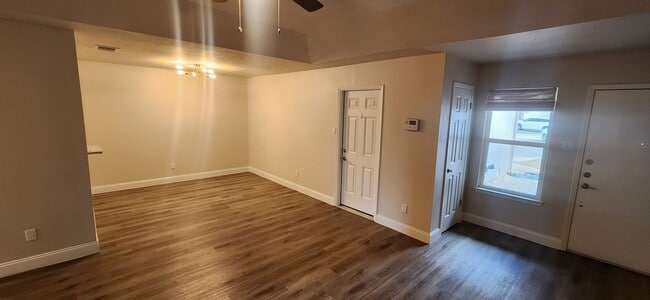 Building Photo - 2-Bed/1-Bath Townhome -Silver Creek Villas- Gated Community