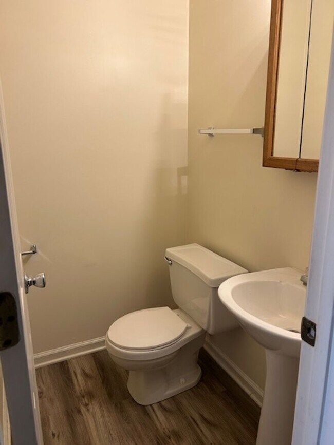 Building Photo - Mallwood- 2 Bedroom, 1.5 Bath Townhouse-$2...