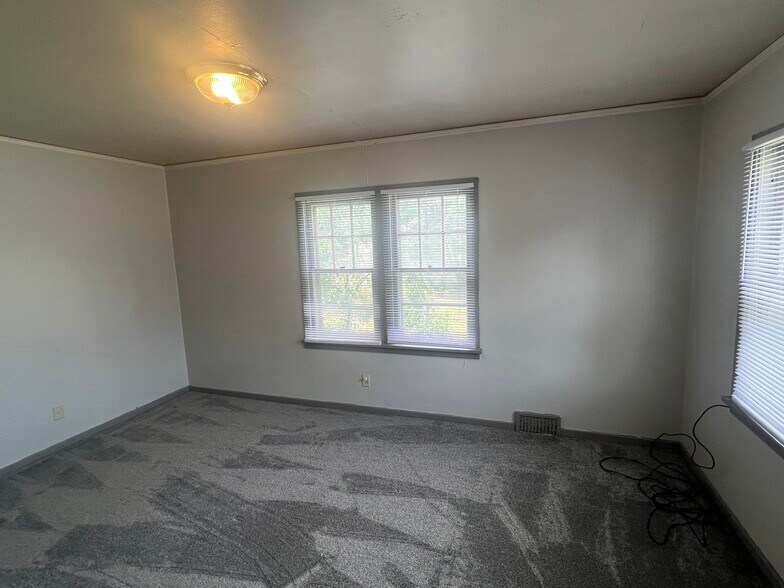 Building Photo - 315 5th St SE