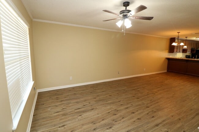 Building Photo - 2 BEDROOM, 2 1/2 BATH TRIPLEX CLOSE TO HON...