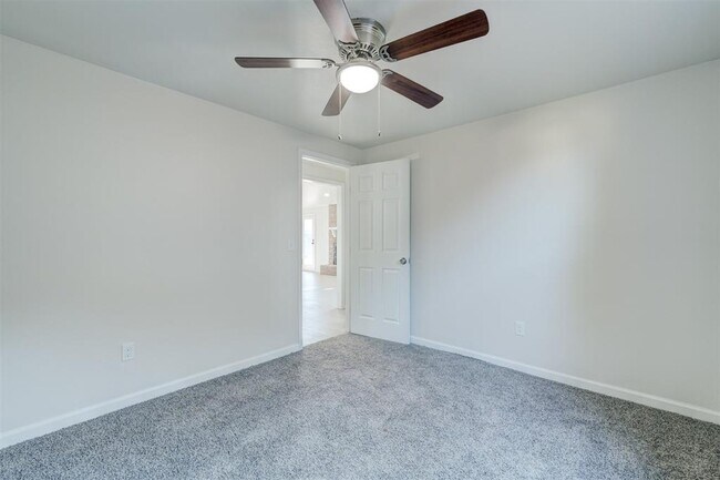 Building Photo - 11601 Matthews Ave